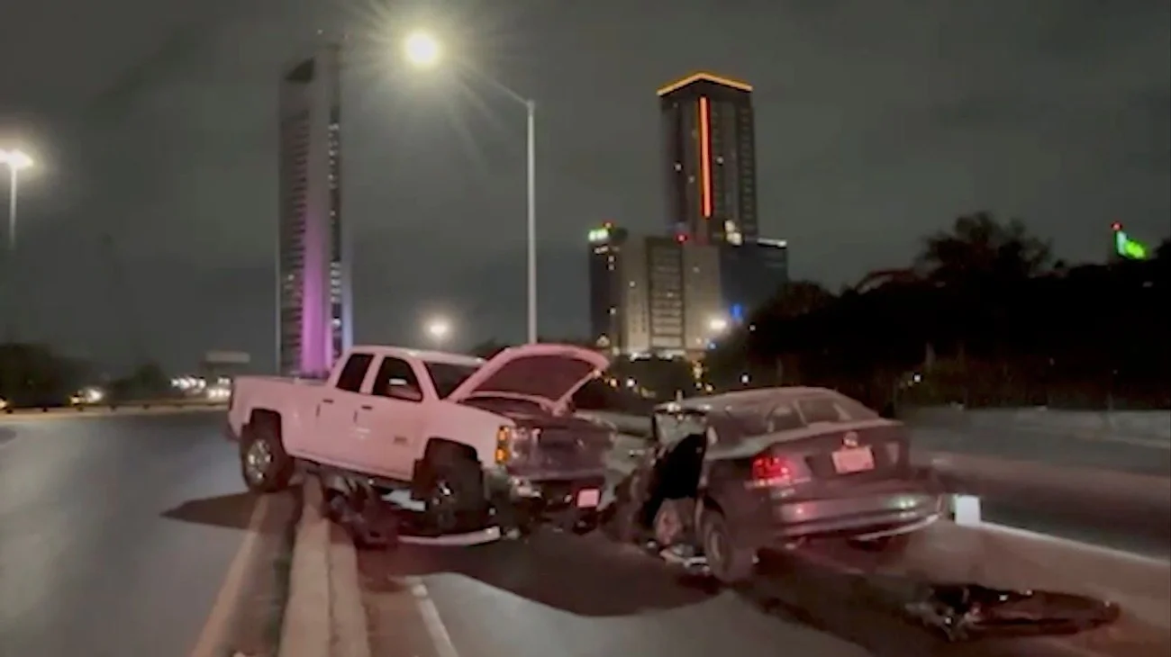 Huye conductor tras chocar camioneta y dejar a un hombre prensado