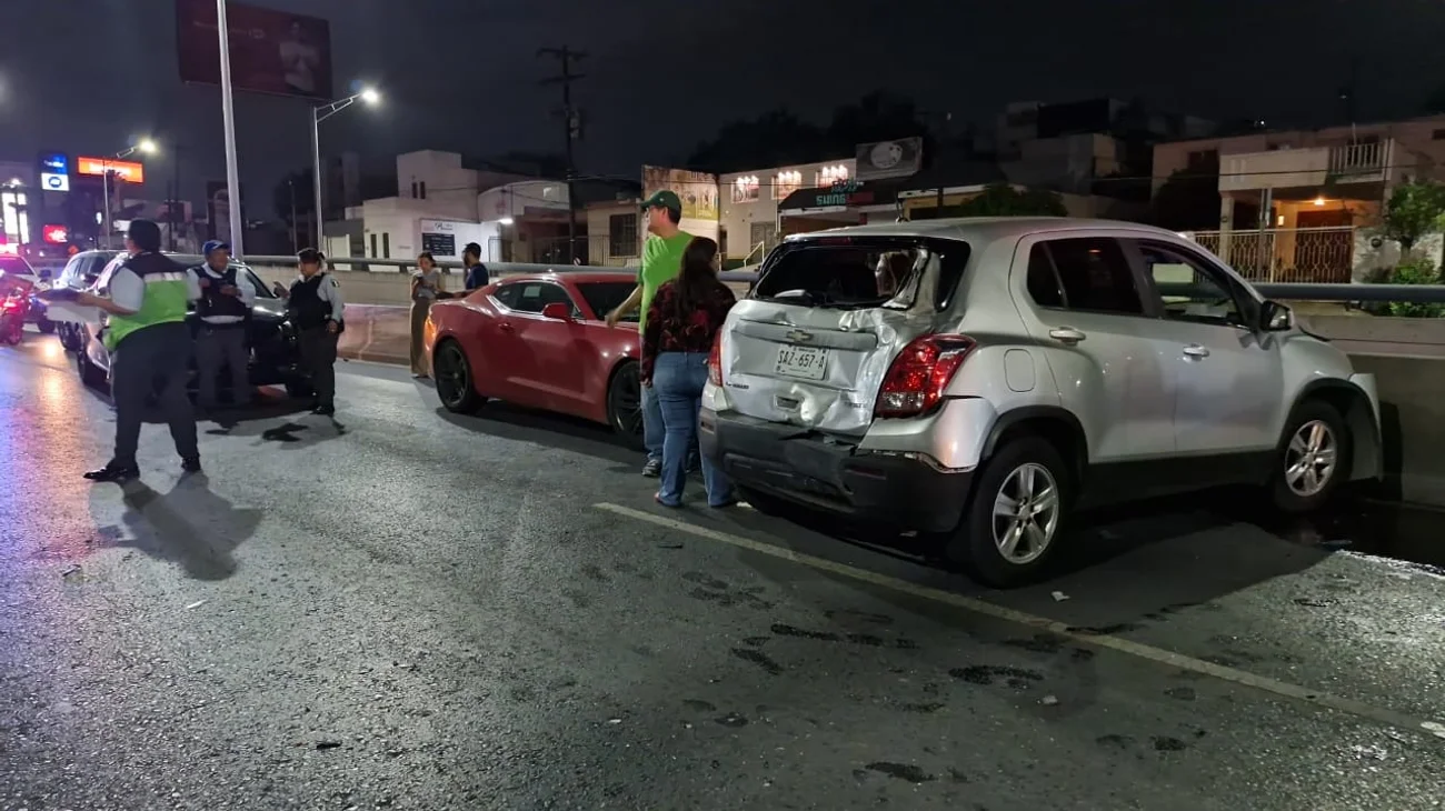 Carambola deja cuatro vehículos dañados en Paseo de los Leones