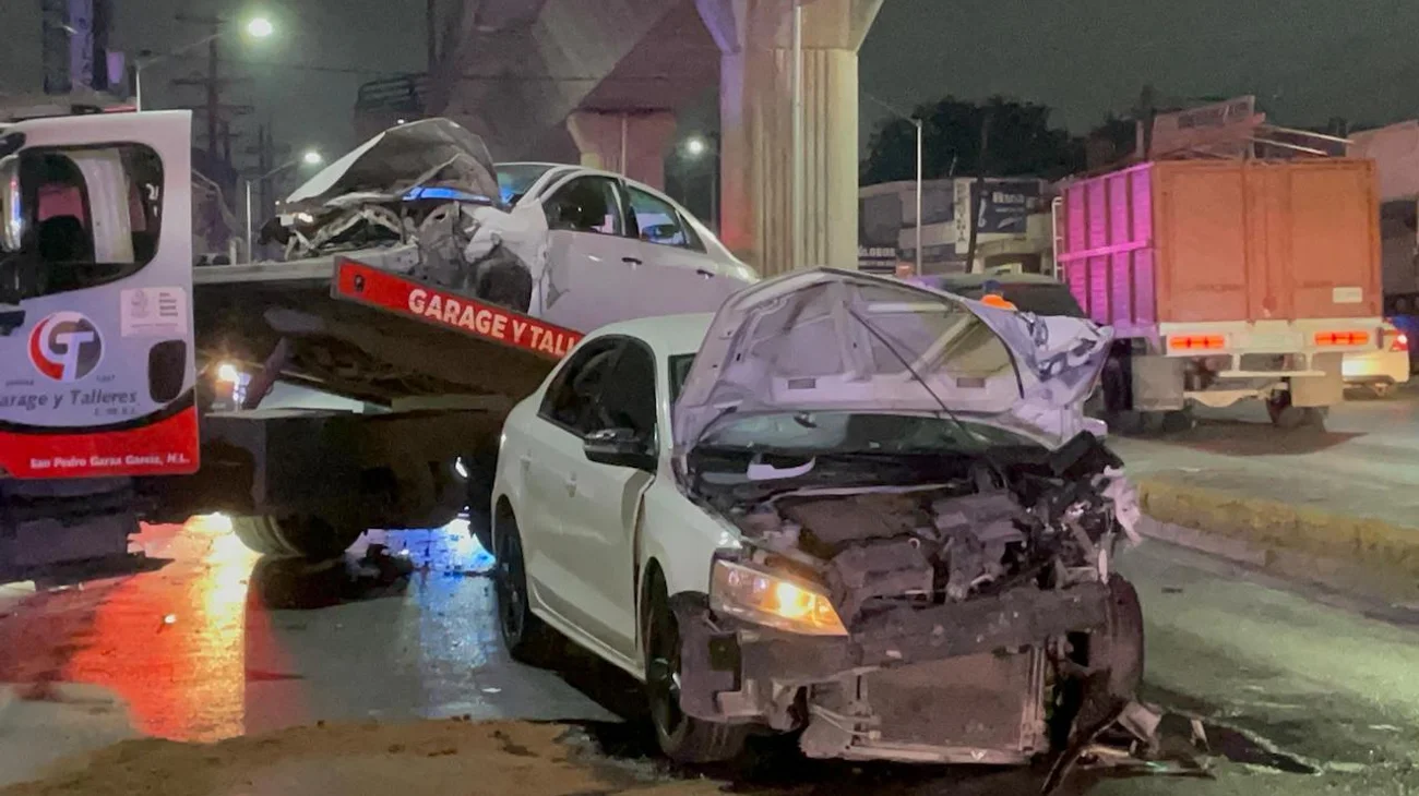 Impacta camioneta tres vehículos y se da a la fuga