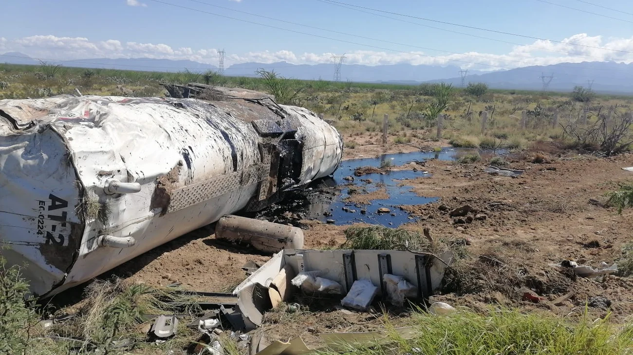 Vuelca pipa con asfalto sobre la carretera a Monclova
