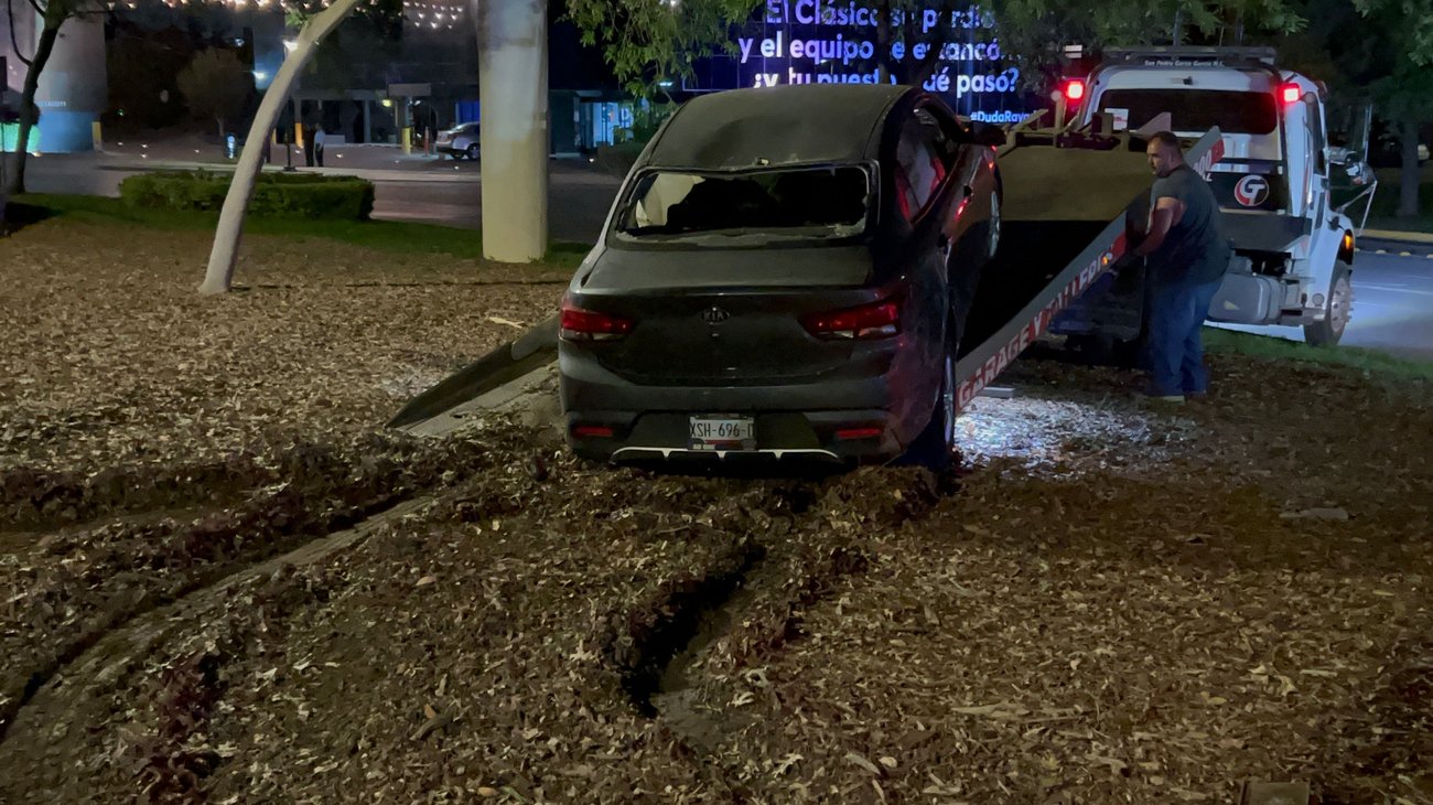 Conductor presuntamente ebrio choca en Calzada del Valle