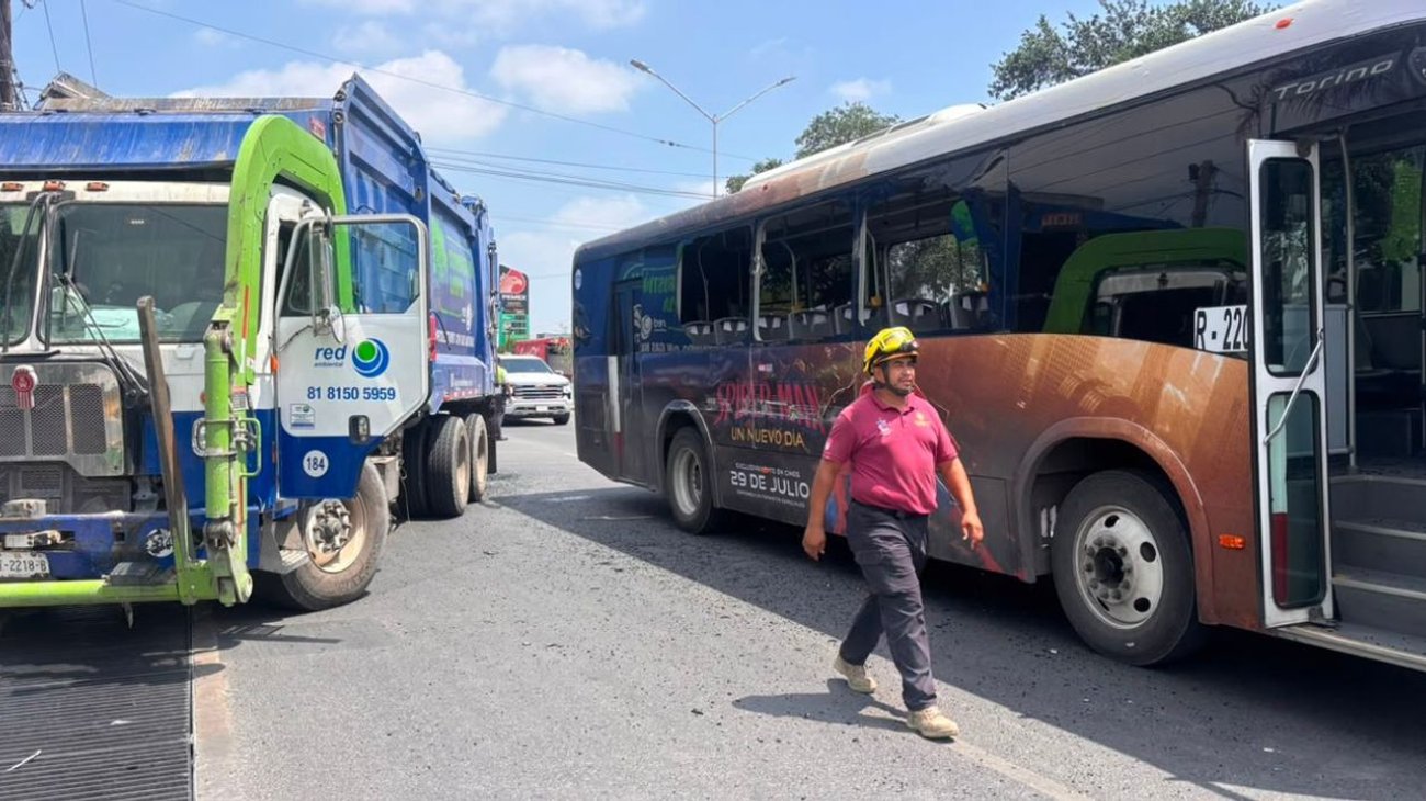Choque entre camión urbano y de basura deja seis heridos