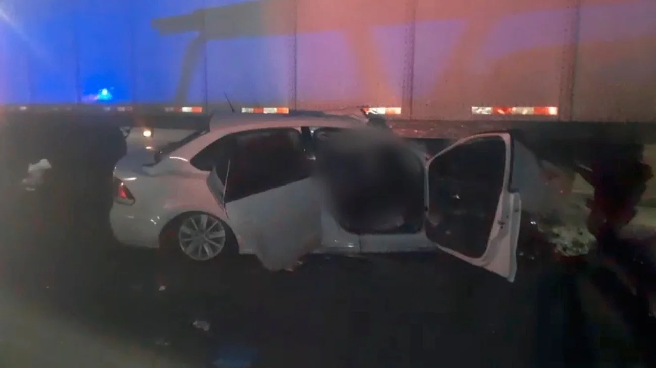 Fallece conductor tras chocar contra caja de tráiler en Escobedo