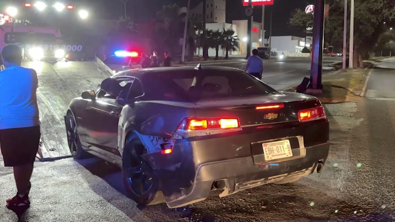 Choca Camaro al participar en supuesta carrera clandestina