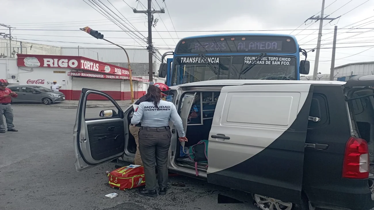 Embiste camión urbano a camioneta de funeraria