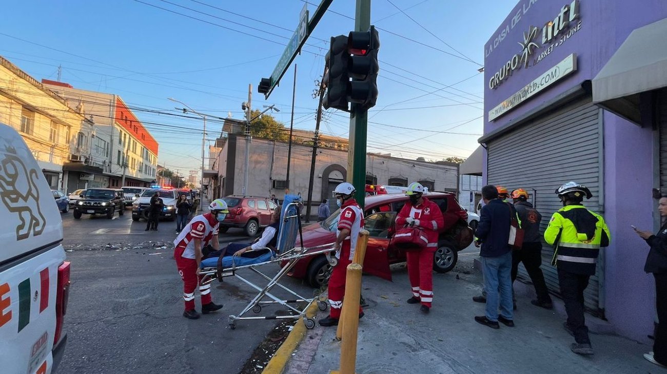Ignora rojo chofer de ruta y causa accidente vial