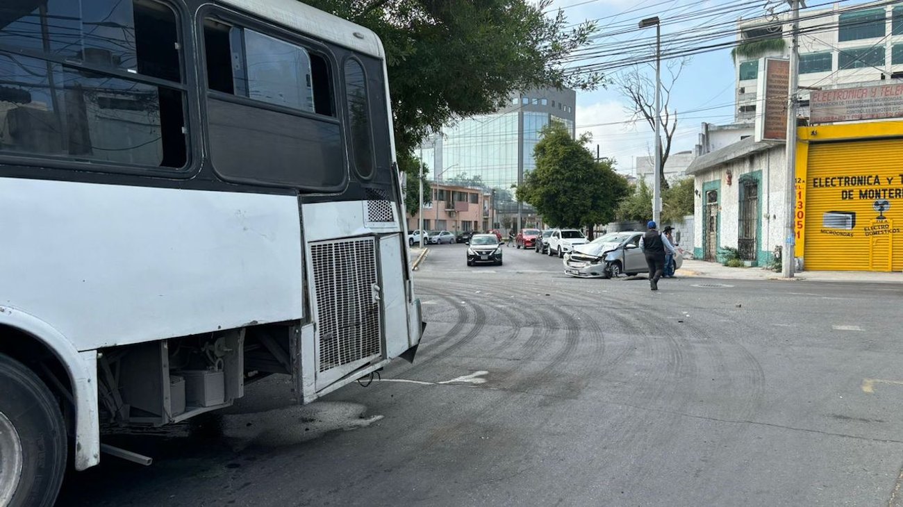 Choca auto con camión de la ruta 172 en Centro de Monterrey