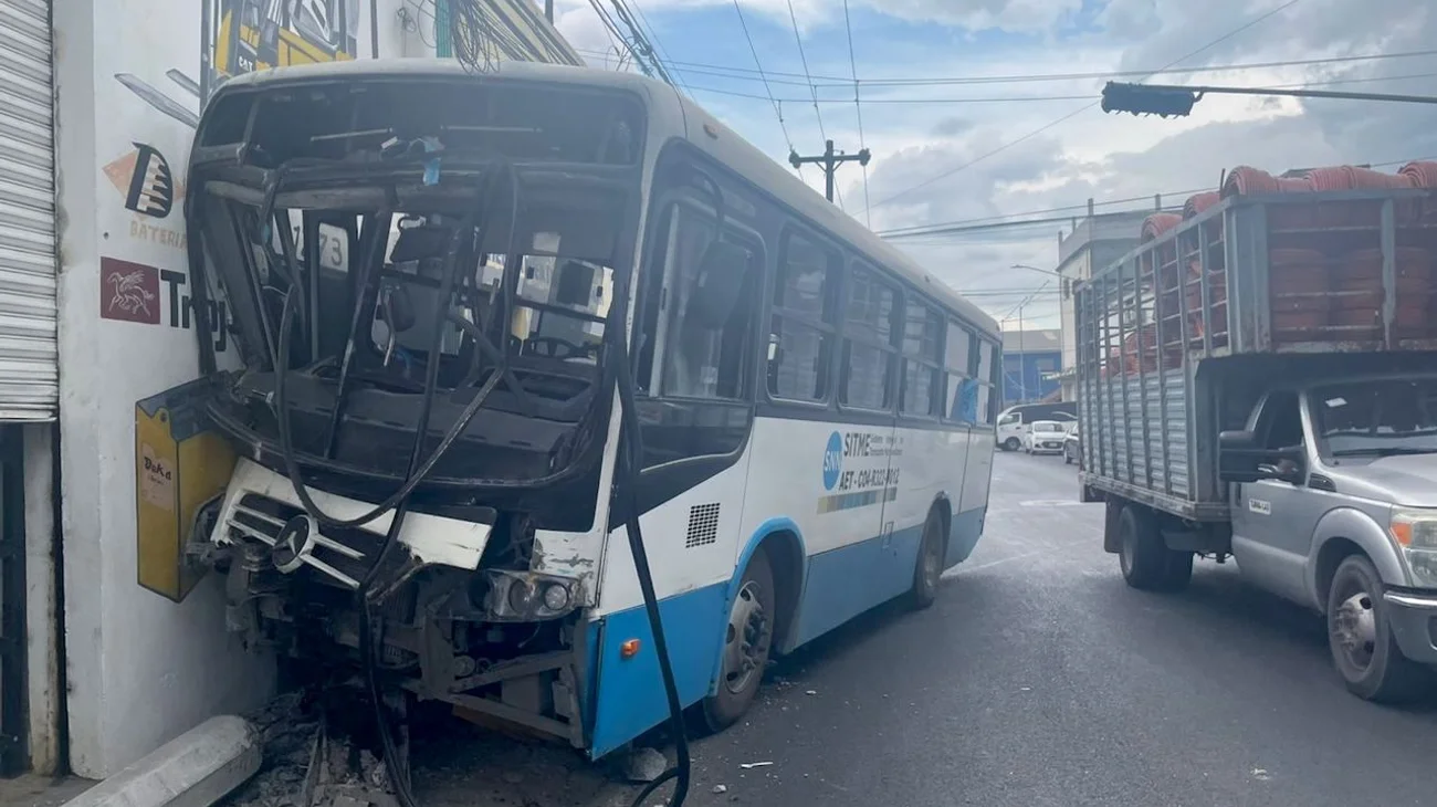 Camión urbano se impacta con camioneta; siete resultan heridos
