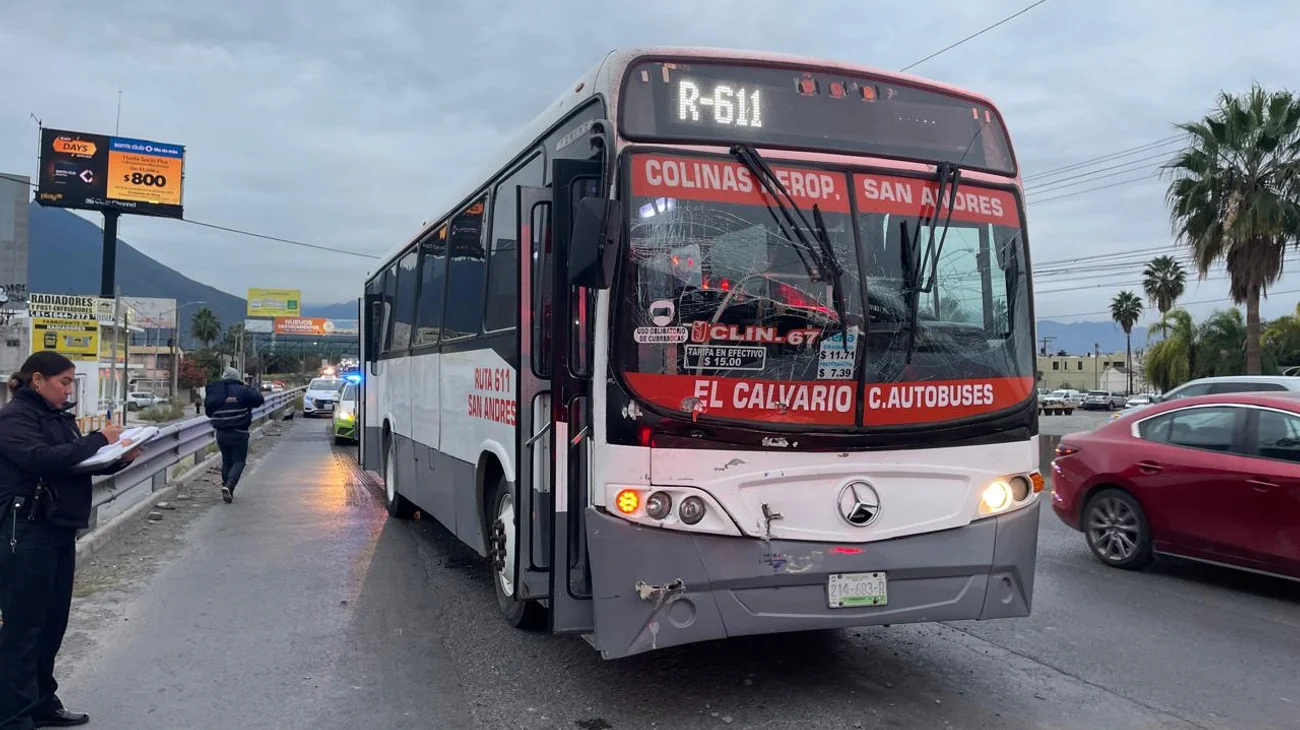 Choque de camión urbano contra tráiler deja 10 lesionados