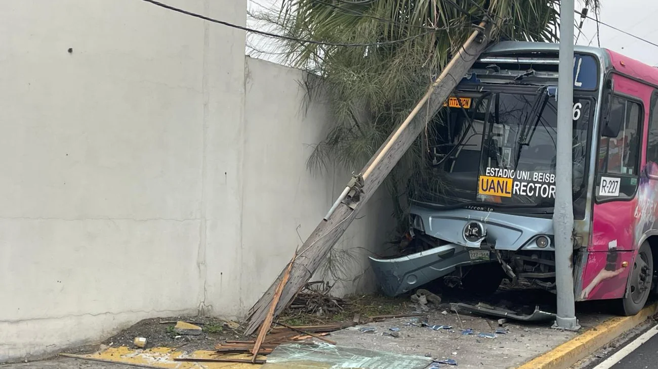 Se estrella camión de la ruta 227 contra poste de la CFE