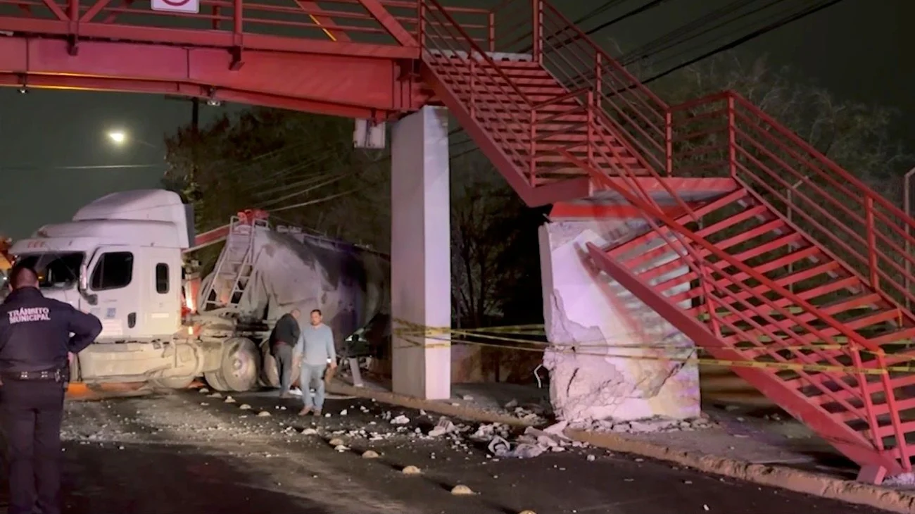 Choca camión de volteo contra puente peatonal en San Pedro