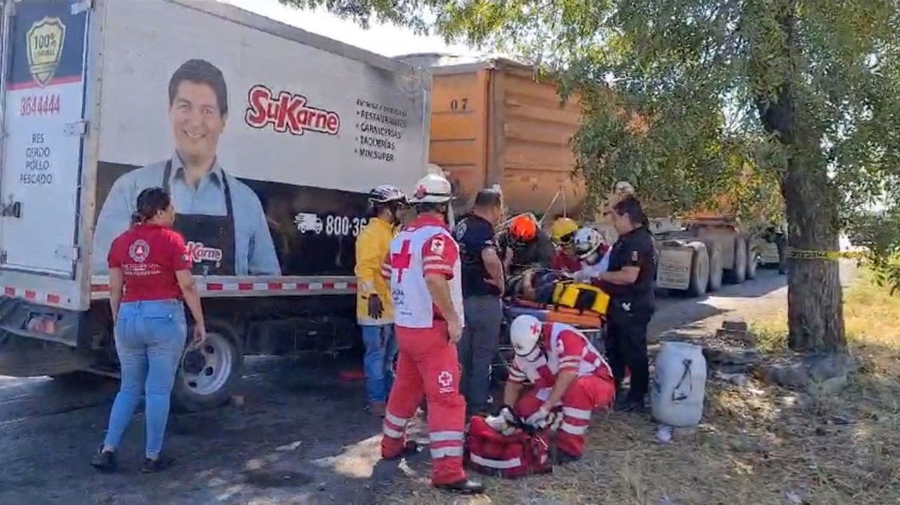 Se impacta camión contra tráiler en la Carretera Nacional