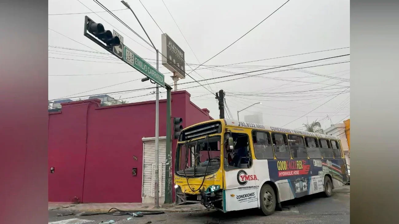 Deja choque de rutas urbanas tres lesionados en el Centro