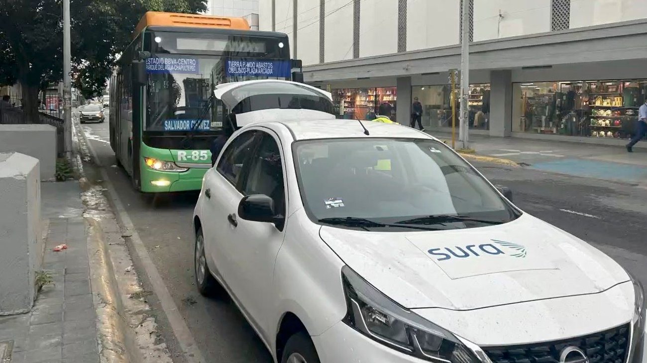 Choque de camiones deja 4 lesionados en el centro de Monterrey