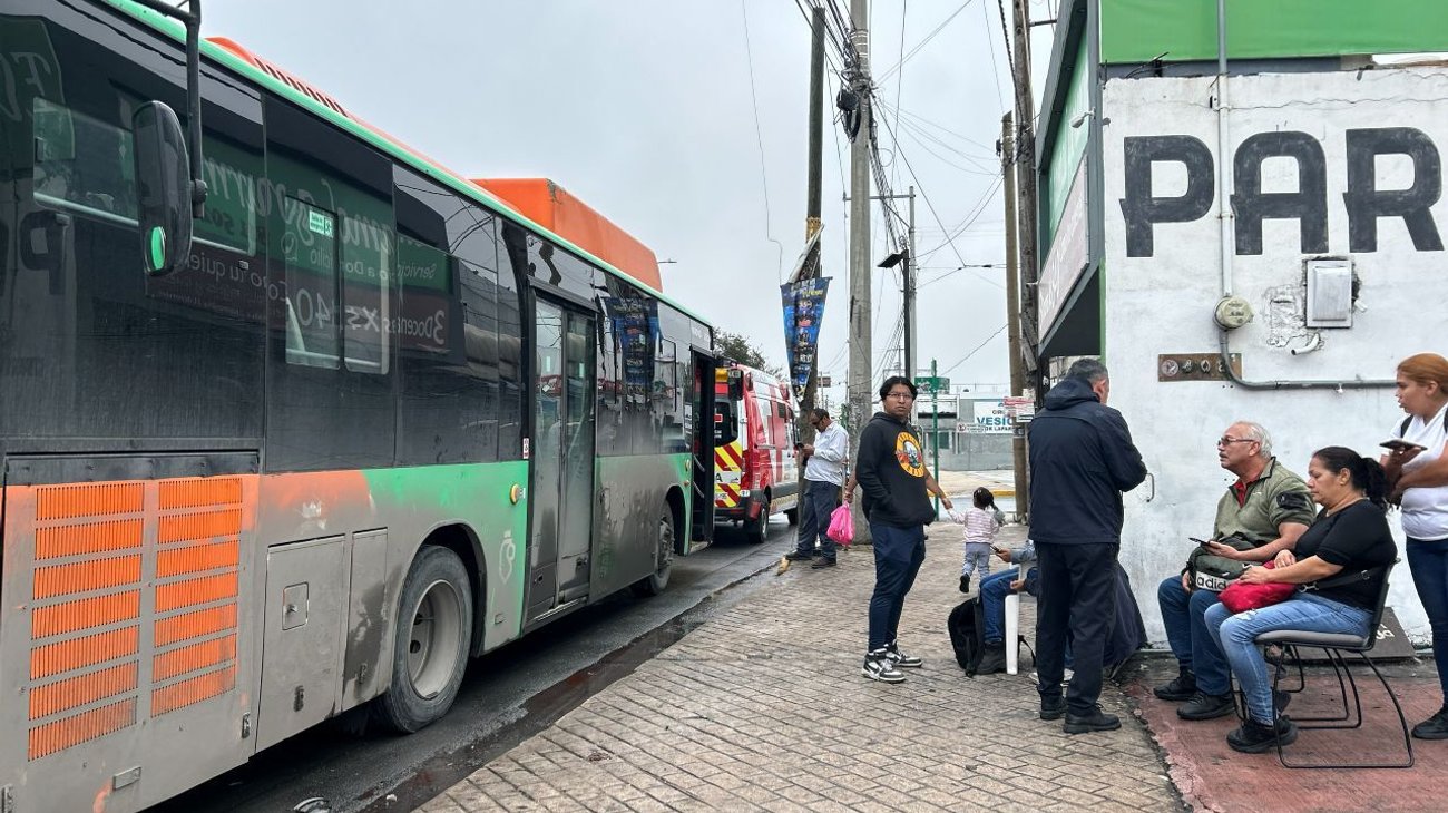 Choque entre camiones deja siete pasajeros lesionados