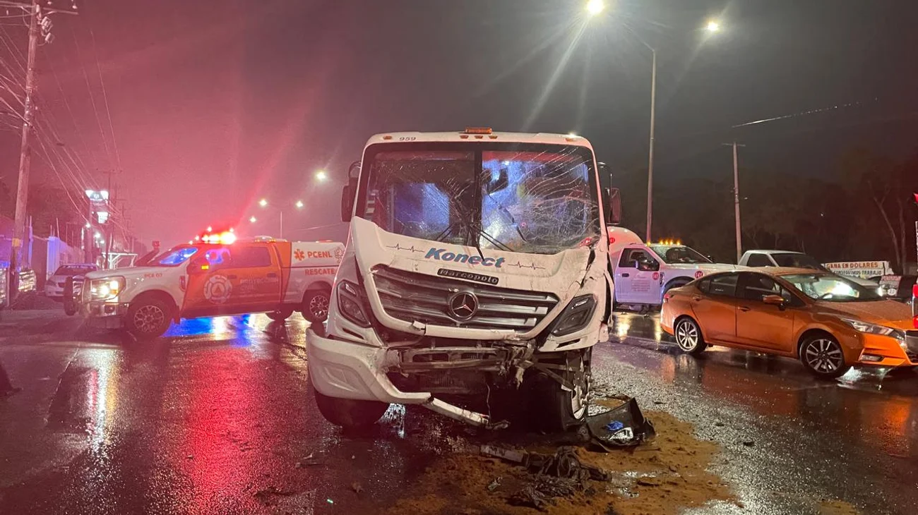 Chocan transporte de personal y camión urbano en Juárez