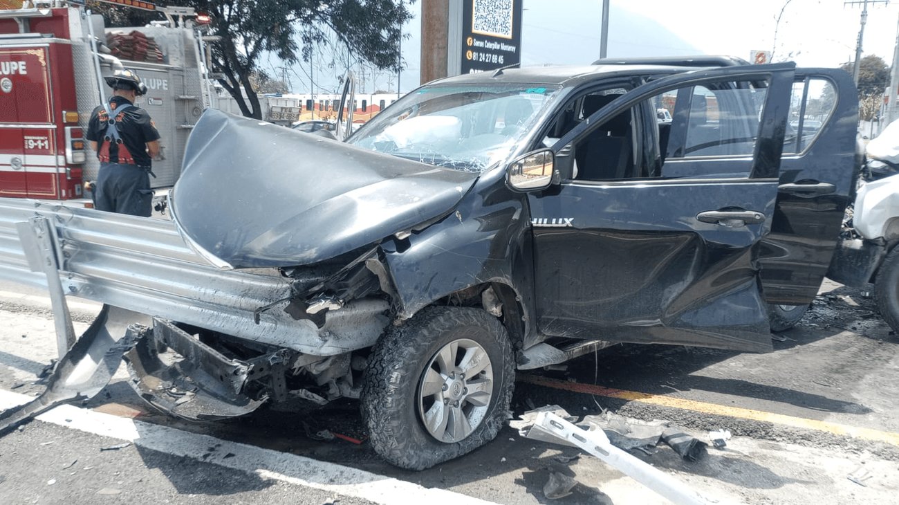 Dos camionetas participan en accidente vial en Guadalupe