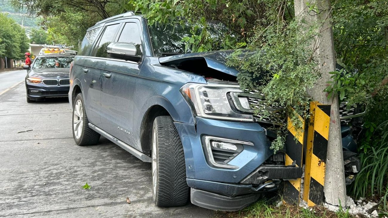 Pierde el control y choca; cierran un carril de Camino al Diente
