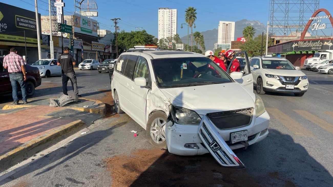 Embiste camión de valores a camioneta en Av. Madero