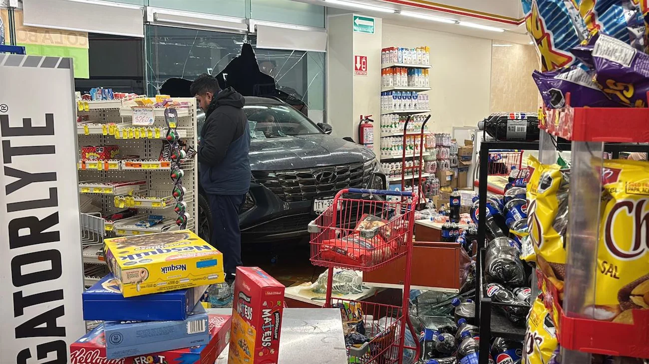 Confunde pedales y choca camioneta contra farmacia en San Nicolás