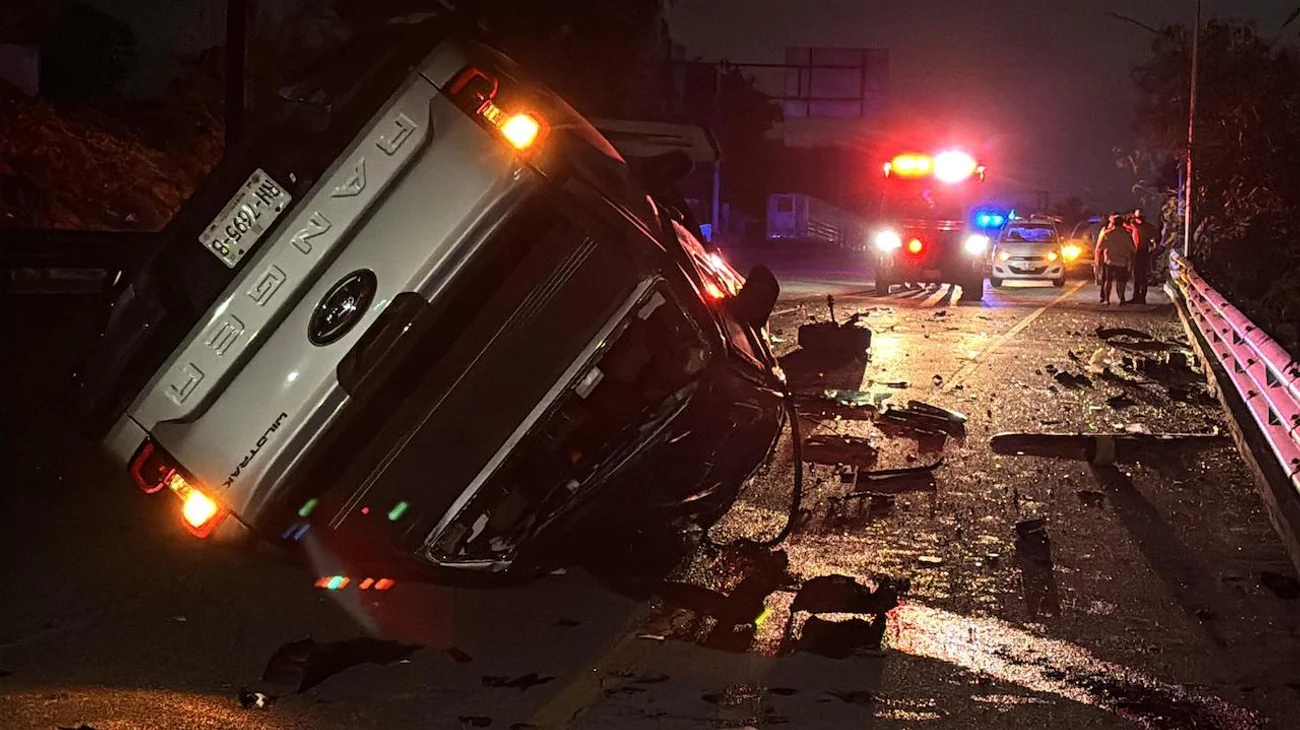 Choca camioneta con grúa de Servicios Públicos en Guadalupe