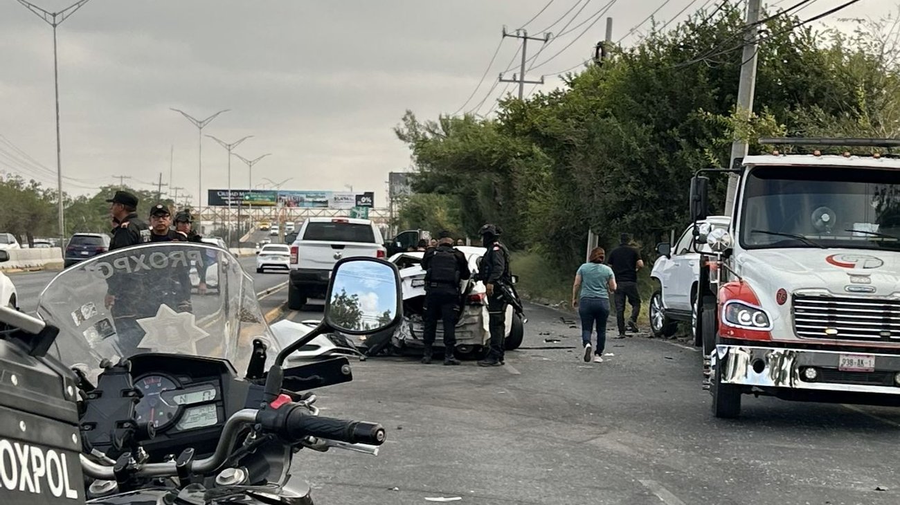 Choca camioneta de Fuerza Civil con auto; se impacta en poste