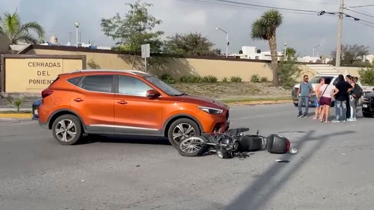 Choque entre camioneta y moto deja a padre e hijo lesionados