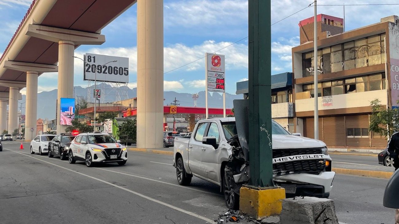 Estrella camioneta contra señalamiento en Félix U. Gómez