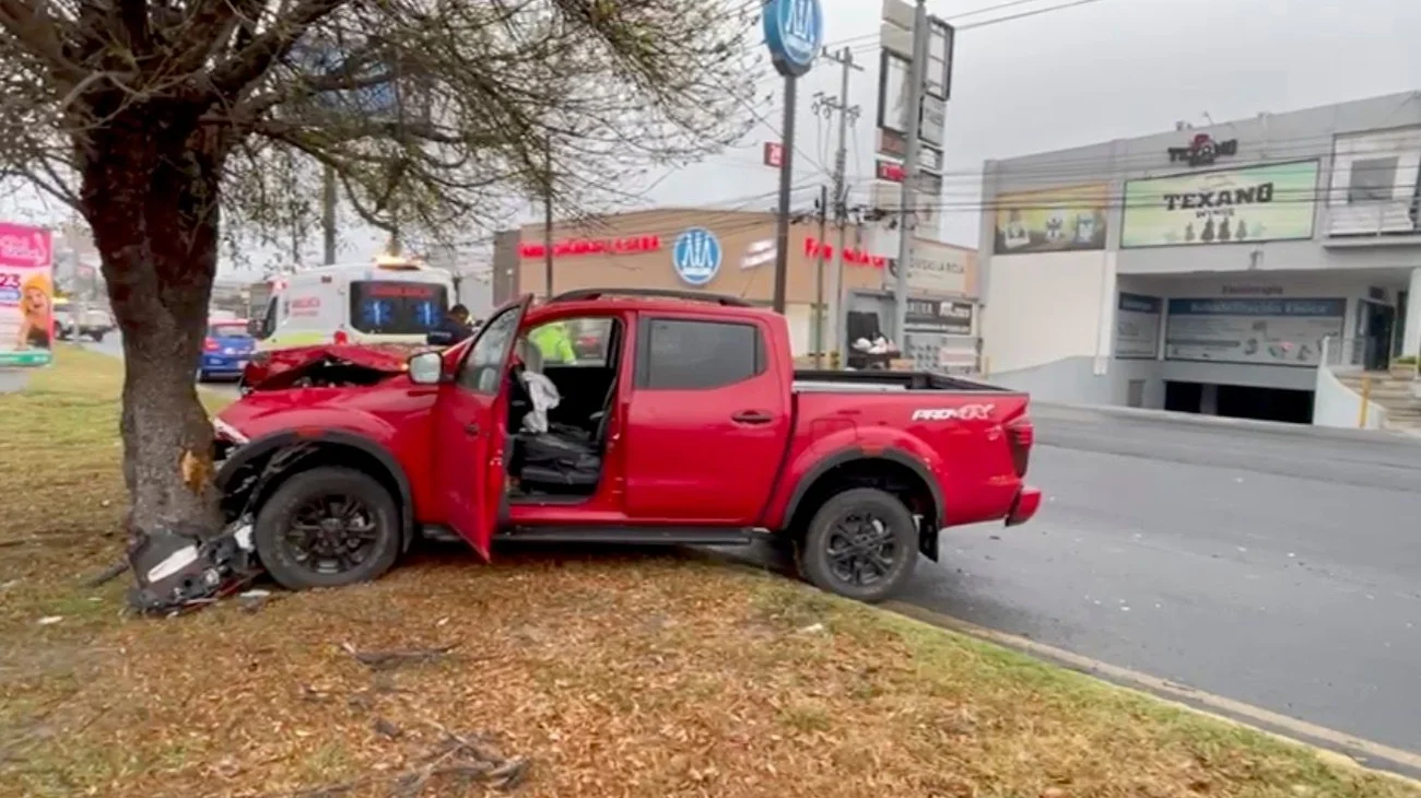 Se estrella camioneta contra árbol en avenida Revolución