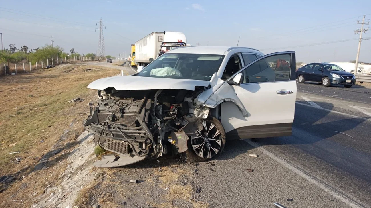 Mala maniobra provoca choque en la carretera Saltillo-Monterrey