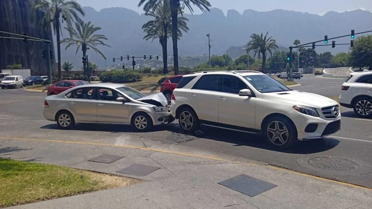 Siguen automovilistas sin respetar pasos peatonales