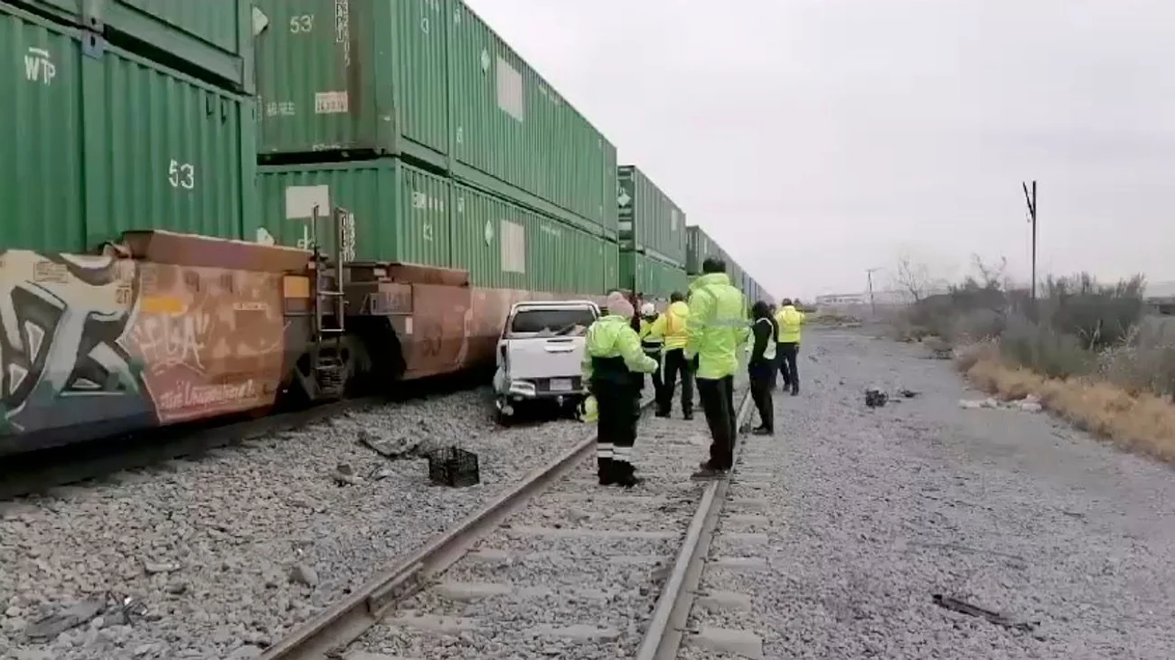 Choque entre tren y una camioneta deja un muerto en Escobedo