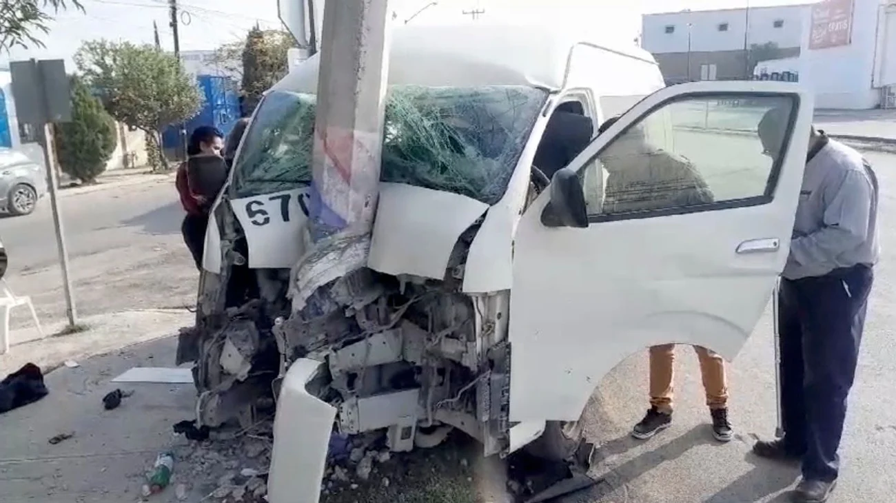 Choca transporte de personal contra poste en Apodaca