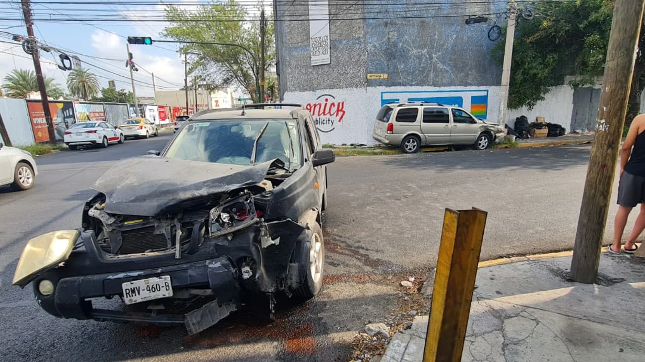 Chocan dos camionetas en el Centro de Monterrey