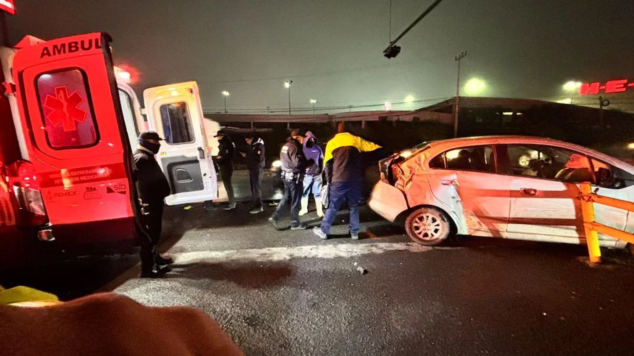 Choque entre camión de personal y auto deja tres lesionados