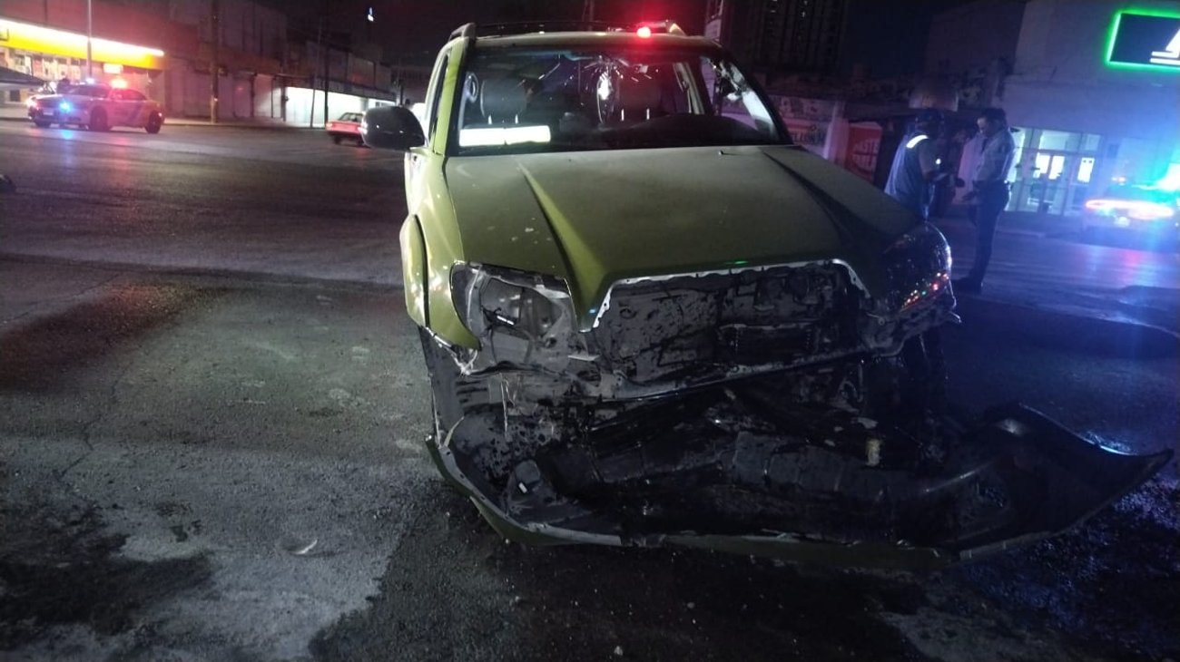 Vuelca e impacta auto contra retroexcavadora en Av. Madero
