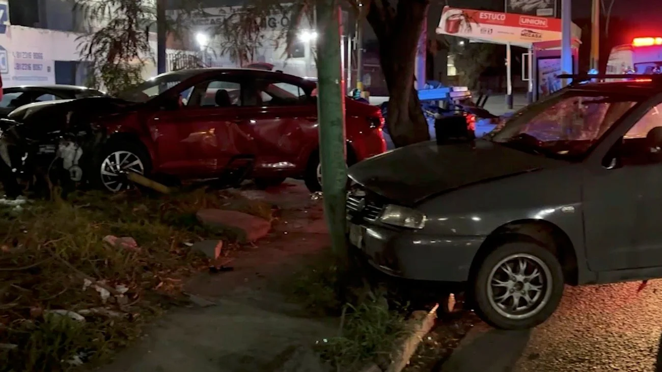 Conductor invade carriles de Ecovía, provoca choque y huye