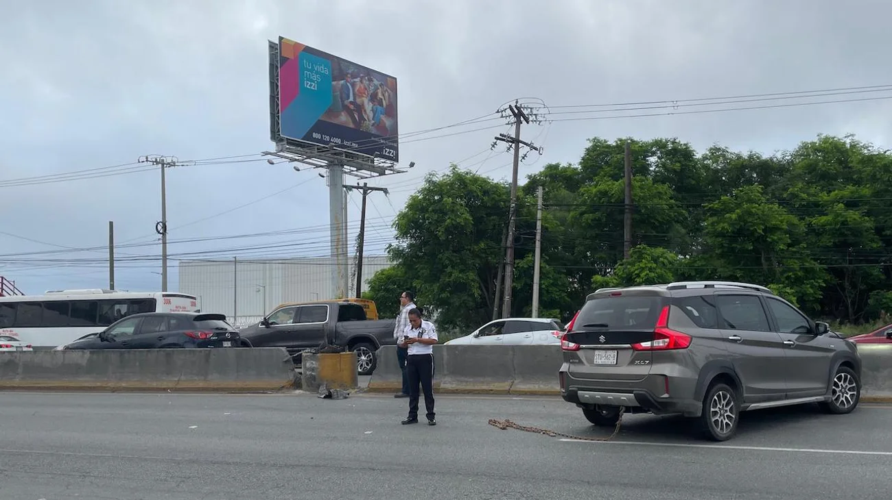 Choca contra base de concreto de luminaria en Miguel Alemán