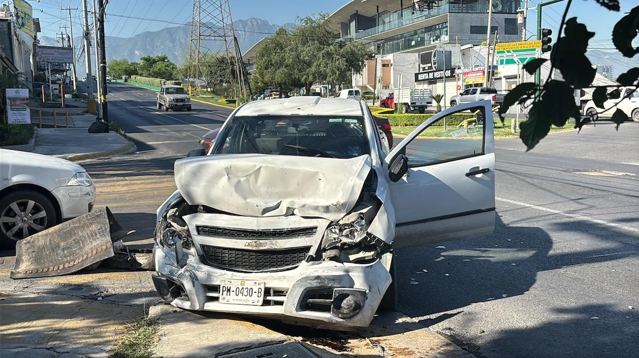 Camioneta se pasa el semáforo en rojo y causa choque