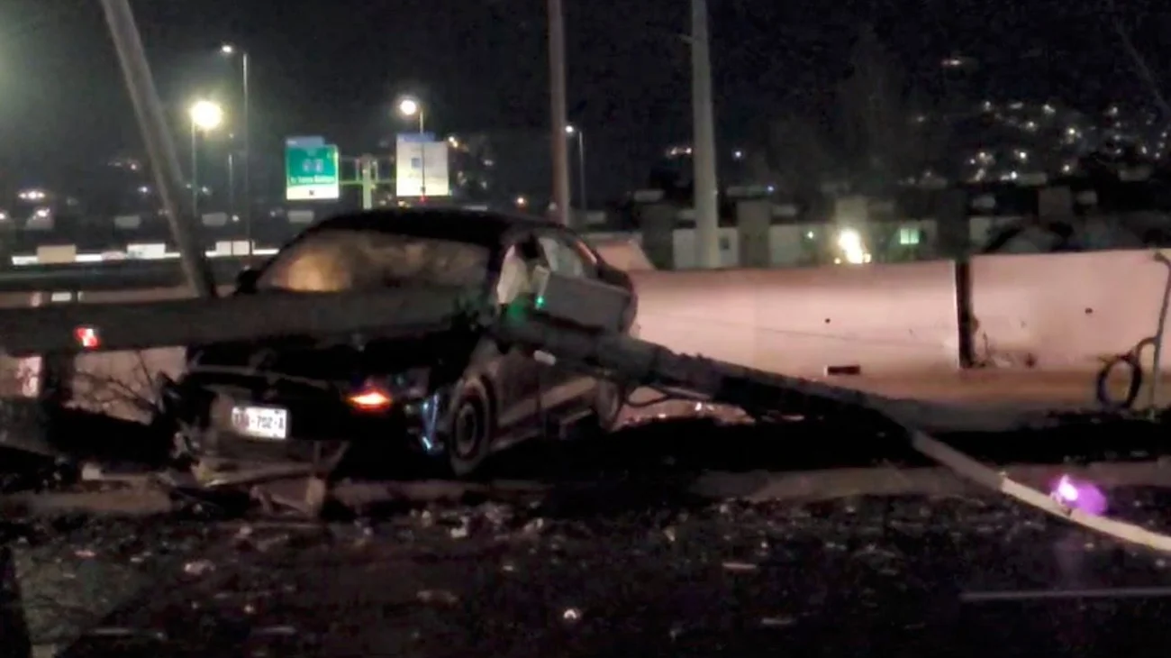 Choca auto contra poste; conductor huye del lugar
