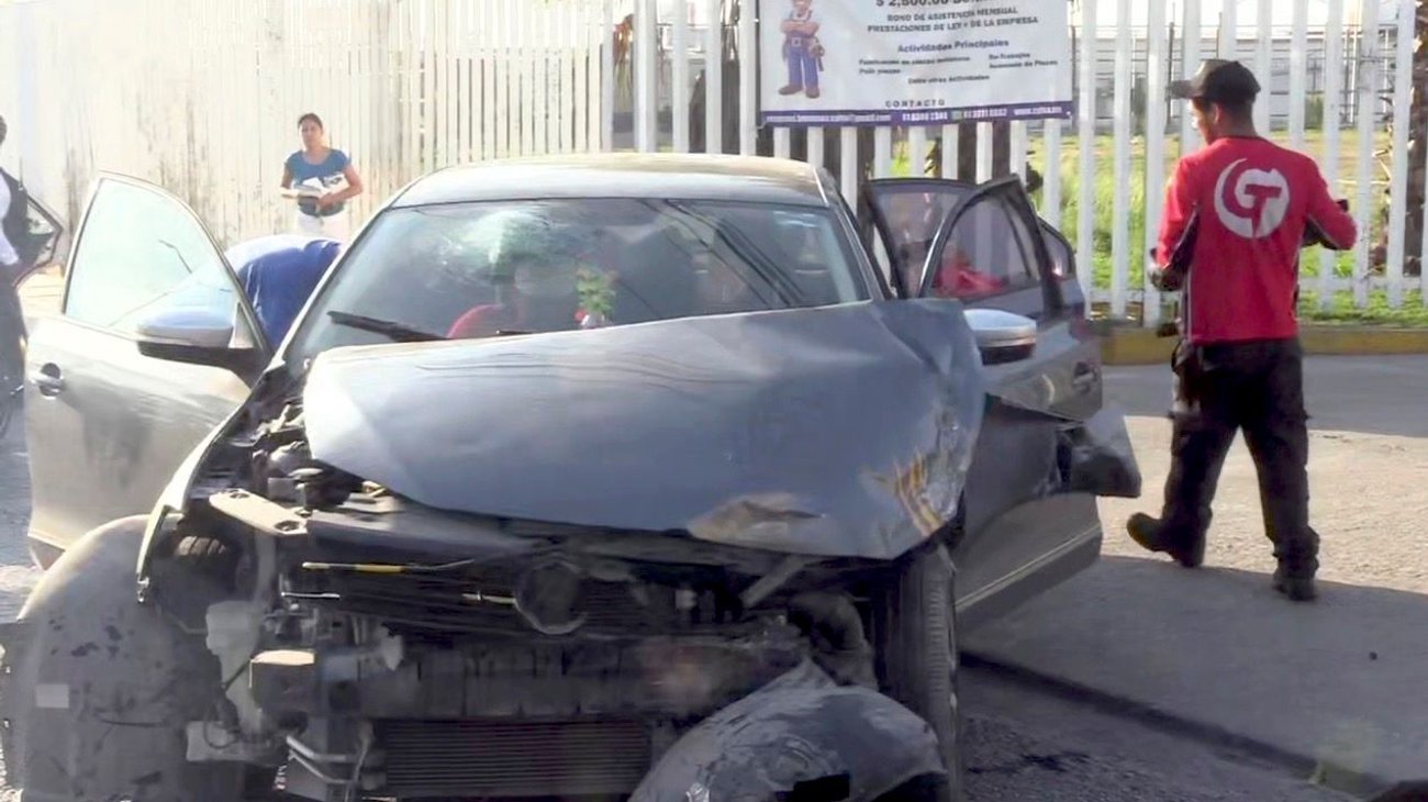 Conductor queda lesionado al impactar su auto contra tráiler