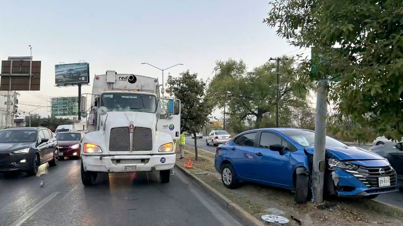 Cambio de carril termina en choque contra camión y luminaria