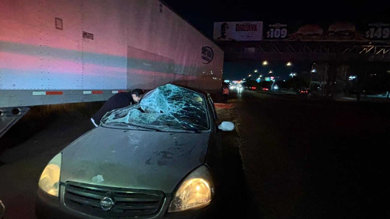 Hombre se salva de morir tras colisión contra tráiler 