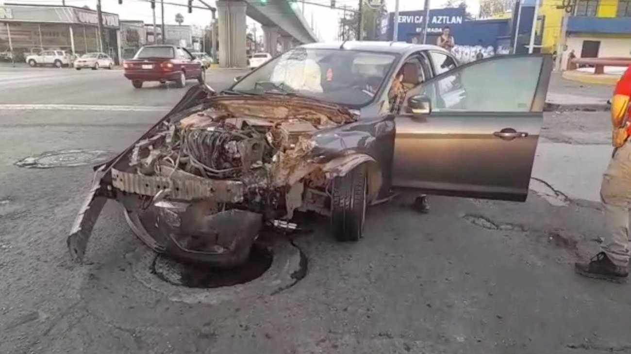 Destroza camioneta parte frontal de auto y se da a la fuga