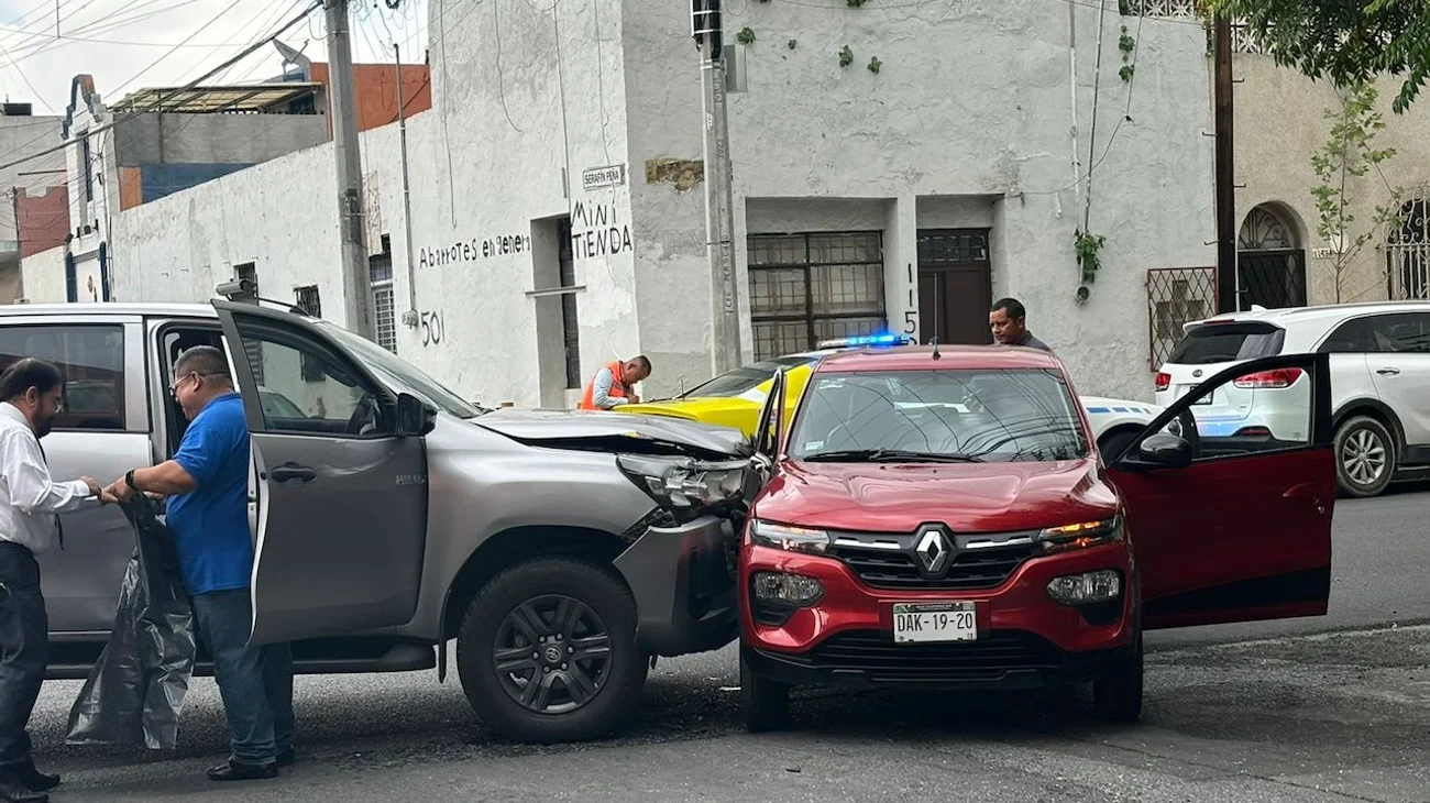 Se pasa semáforo en rojo y choca contra camioneta 
