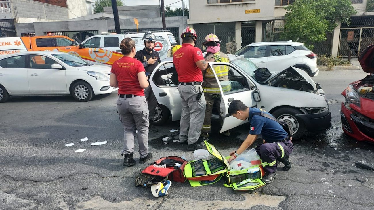 Choque de dos autos deja a conductores lesionados