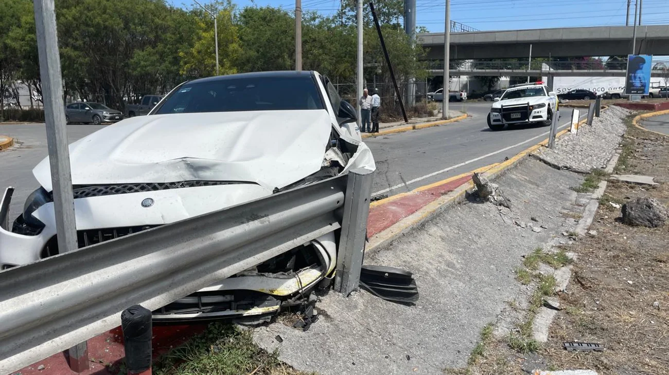 Provoca exceso de velocidad choque entre dos autos