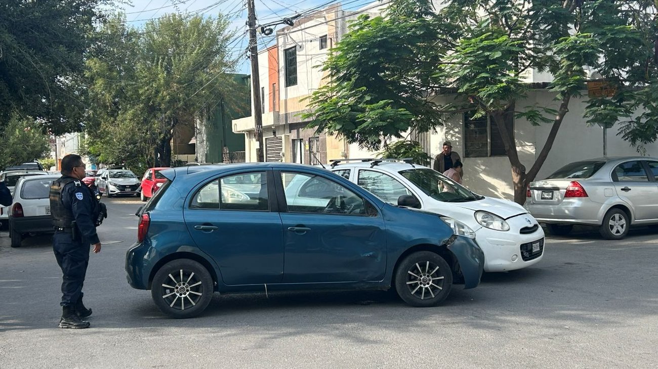 Protagonizan dos autos March choque de crucero en Apodaca