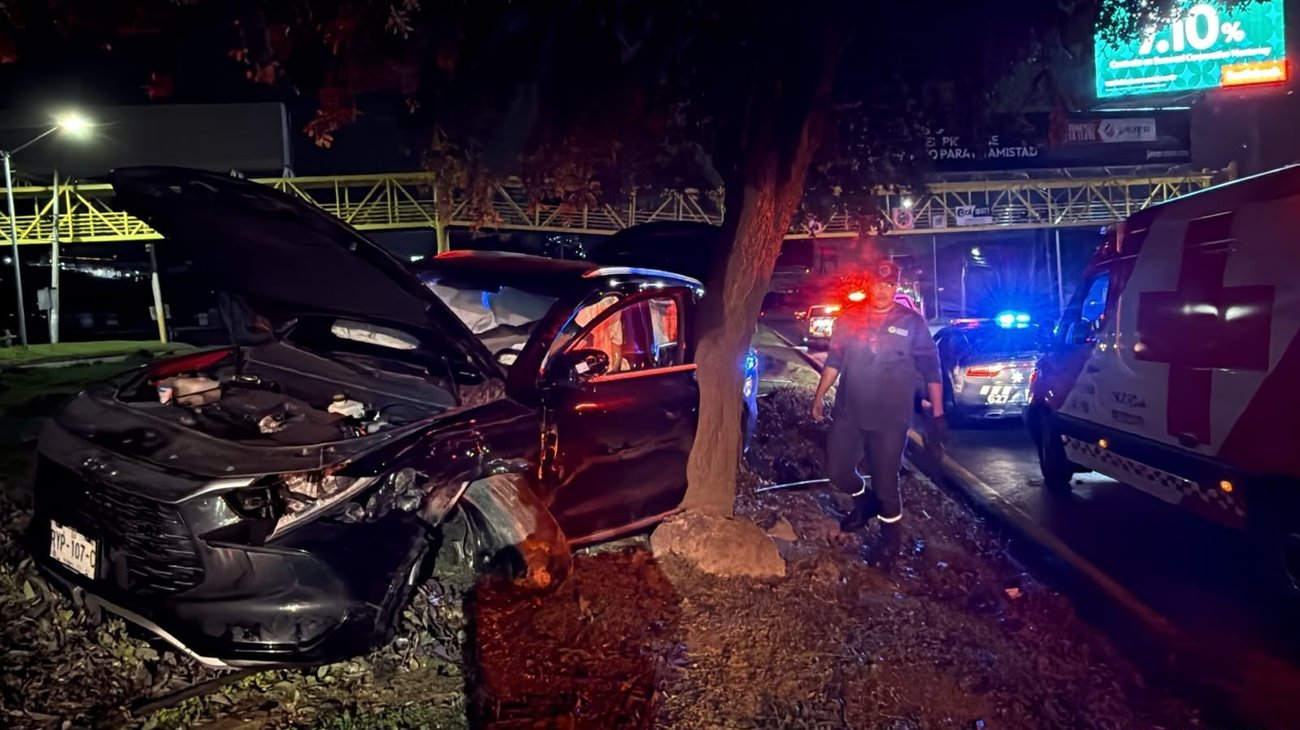 Conductor pierde el control y choca contra un árbol en Monterrey