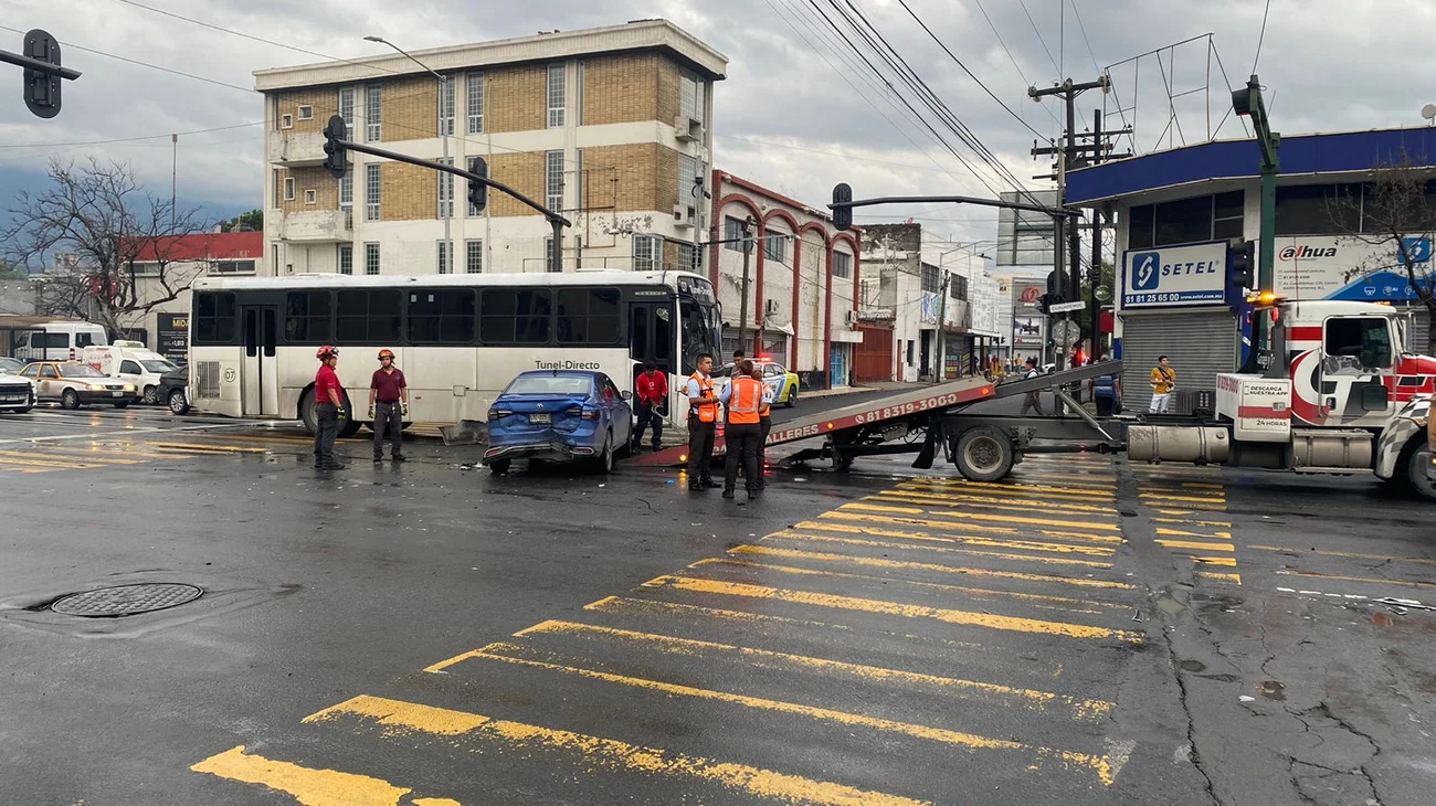 Choque múltiple deja 2 lesionados en el Centro de Monterrey